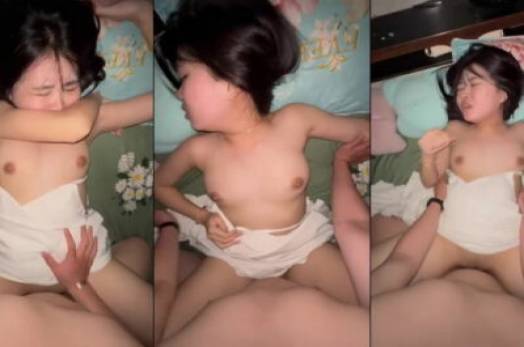 Bướm múp vừa chơi em vừa lấy tay vê vú